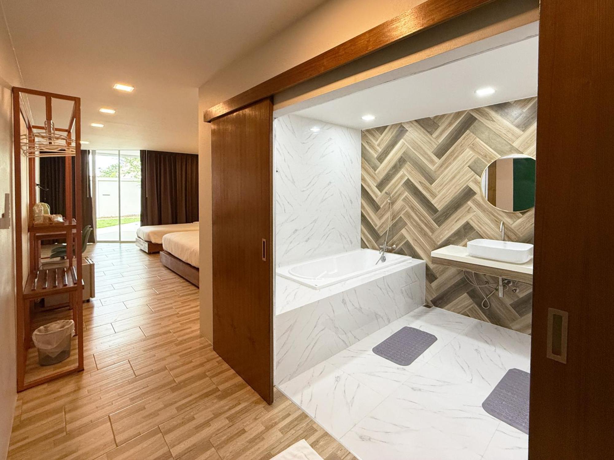 Plernpetch Hotel Сурат Тхани Екстериор снимка